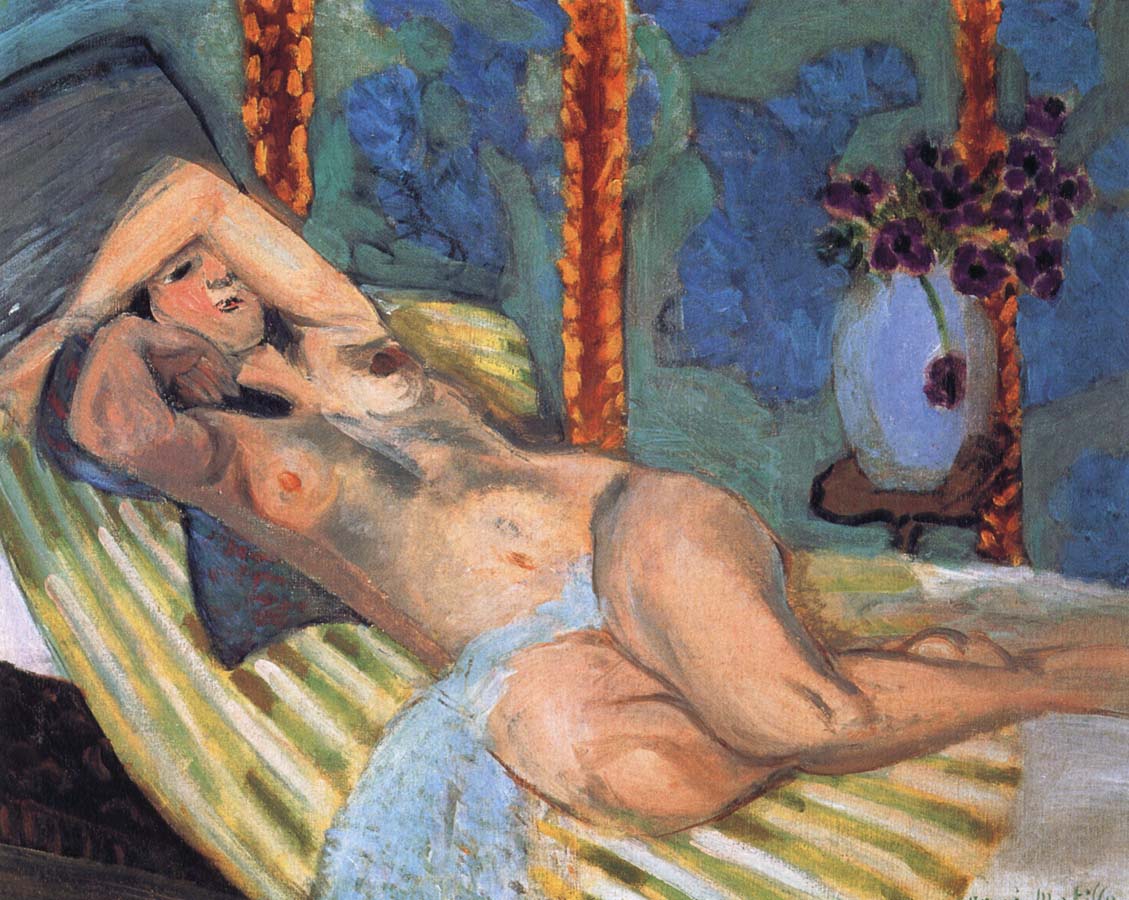 Nude in front of a blue background